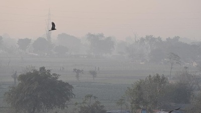 The Met dept warned of a cold wave from January 1. ((Sanjeev Verma/HT Photo))