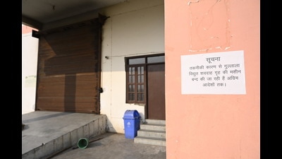 The electrical crematorium shut at Gulala Ghat. (Deepak Gupta/ht)