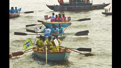The three-day fest witnessed multiple hot air-balloon flights on the day one and an enthralling boat race between teams of local boatmen. (Rajesh Kumar) The three-day fest witnessed multiple hot air-balloon flights on the day one and an enthralling boat race between teams of local boatmen. (Rajesh Kumar)