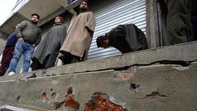 People stand near the site of encounter in Budgam where two terrorists were killed. (Waseem Andrabi / Hindustan Times) People stand near the site of encounter in Budgam where two terrorists were killed. (Waseem Andrabi / Hindustan Times)