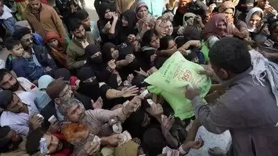 File photo of Pakistanis fighting over food during on-going economic crisis and high food inflation . File photo of Pakistanis fighting over food during on-going economic crisis and high food inflation .