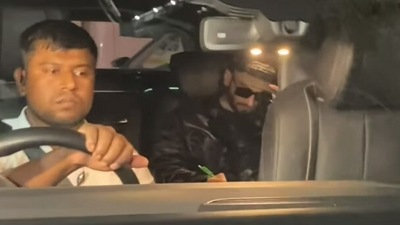 Ranveer Singh seemed busy while travelling in Mumbai. (Varinder Chawla) (Varinder Chawla)