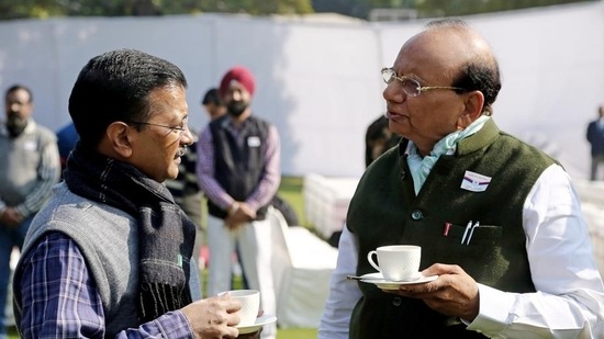 Delhi lieutenant governor Vinai Kumar Saxena with chief minister Arvind Kejriwal. (ANI/ File)