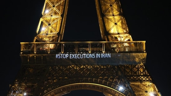 Eiffel Tower Iran Protests: Slogans like "Woman. Life. Freedom" and “Stop Executions In Iran” were seen. (Twitter)