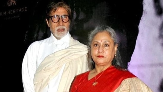 Jaya Bachchan got angry at the people who clicked her photos.