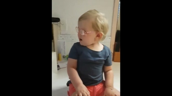 Little girl sees clearly for the first time. This video has gone viral online.(Twitter/@Aqualady6666)