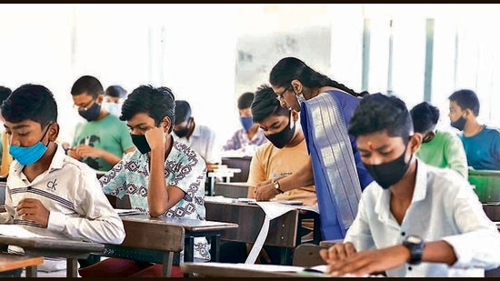 Pune Zilla Parishad (ZP) education department will down 13 illegal English medium schools in Pune district. (Rahul Raut/HT Photo)