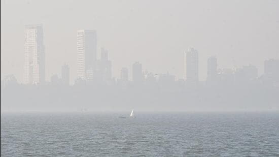 The MPCB’s desire to relocate SAFAR’s Mumbai monitors to ‘cleaner’ areas, and its opaque attitude toward addressing an issue with massive public health implications, has also drawn sharp criticism from experts and officials including former environment minister Aaditya Thackeray. (HT PHOTO)