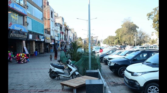 The famous Sarabha Nagar market houses some of the high-end fine dine restaurants and eateries. The market is one of the favourite weekend destinations of city residents. (HT PHOTO)