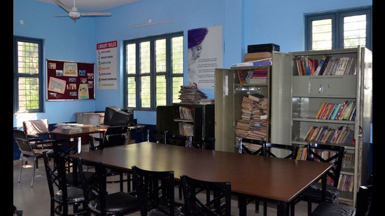 The libraries of government schools in Ludhiana are all set to get a new lease of life. As per report, as many as 1,446 government schools in the district will be furnished with new books. (HT Photo)