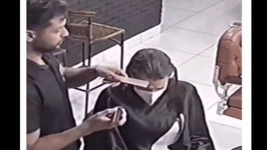 The image shows a barber shaving hair of a woman battling cancer.(Twitter/@GoodNewsMVT)