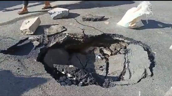 A three feet wide sinkhole appeared in a freshly laid road in Bengaluru's Mahalakshmi Layout on Tuesday.(Mohammed Yacoob/Twitter)