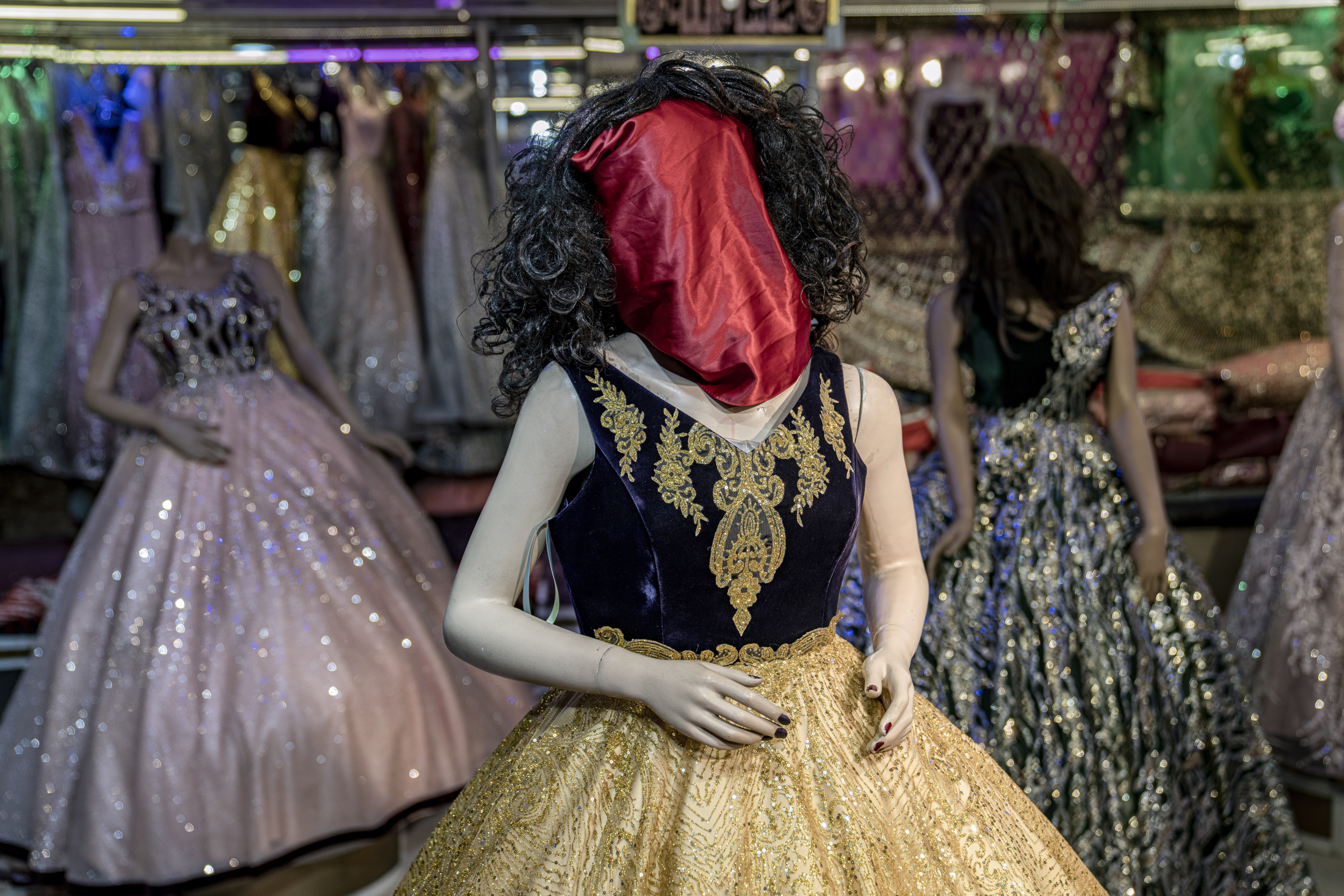 Em uma loja, as cabeças dos manequins estavam cobertas por uma máscara de veludo vermelho.  (AP)