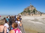 International tourism is again picking up, but has yet to reach pre-pandemic levels. (Nicolas Economou/NurPhoto/picture alliance) International tourism is again picking up, but has yet to reach pre-pandemic levels. (Nicolas Economou/NurPhoto/picture alliance)