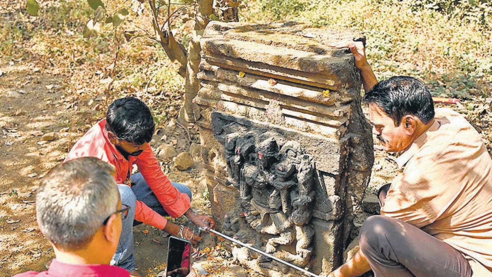 आरे कॉलोनी में 12वीं सदी के मंदिर के अवशेषों का निरीक्षण करती एएसआई की टीम