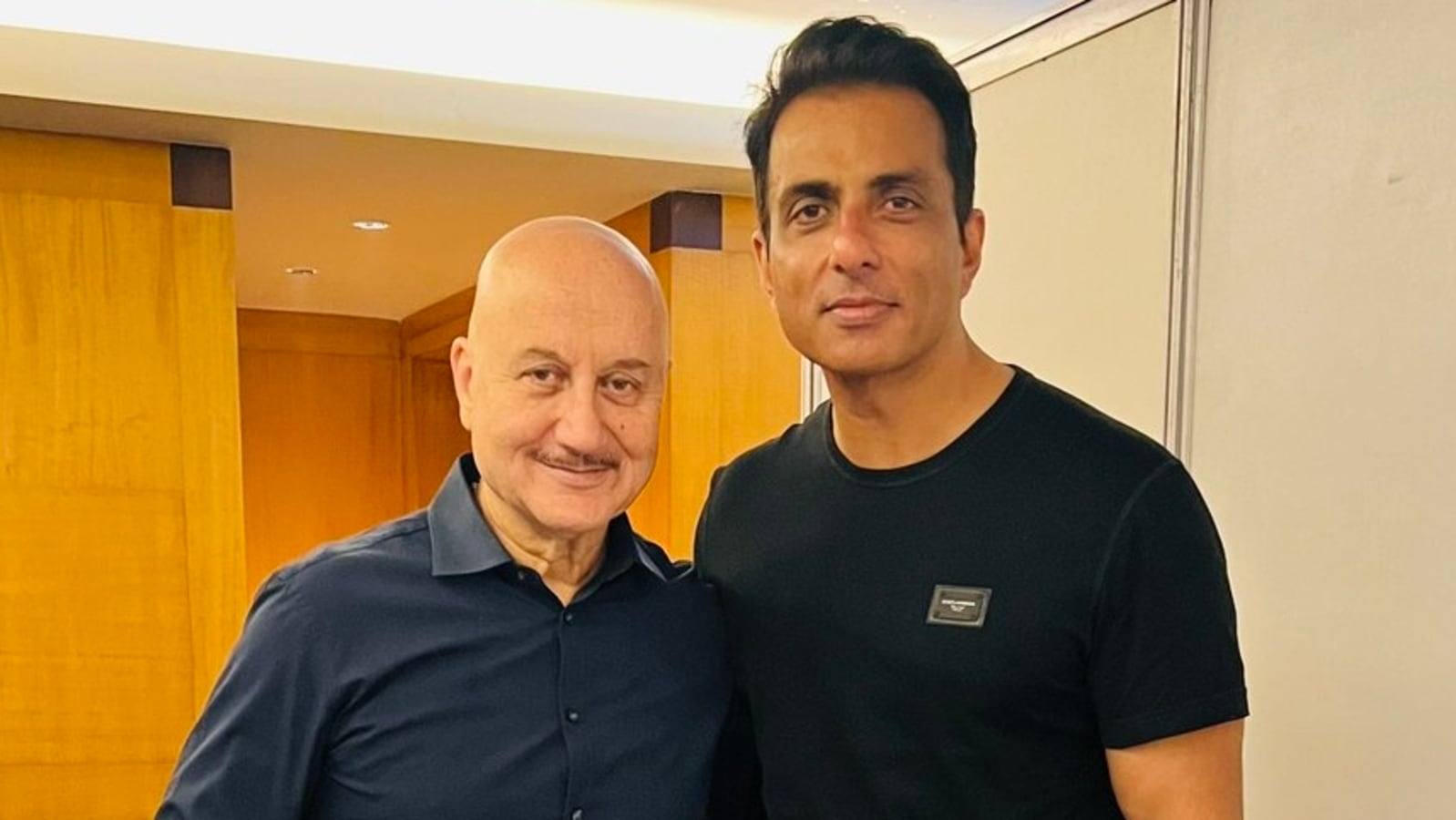 Anupam Kher poses with Sonu Sood, calls them 'chote shehro se aye do mehnati dost'. See pic