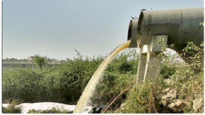 As many as 27 dyeing units were caught dumping untreated industrial waste in the municipal corporation’s (MC) sewer lines during an inspection conducted by a joint committee of different departments formed under Buddha Nullah rejuvenation project. (HT File Photo)
