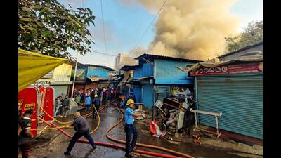 At least eight to ten shops were gutted in a major fire that broke out in the Juna Bazaar at Mangalwar Peth on Wednesday morning. (Rahul Raut/HT PHOTO)