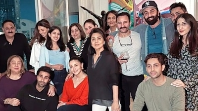 Alia Bhatt, Ranbir Kapoor enjoy house party with Neetu Kapoor, Saif Ali Khan, Kareena Kapoor, and Shweta Bachchan among others. Alia Bhatt, Ranbir Kapoor enjoy house party with Neetu Kapoor, Saif Ali Khan, Kareena Kapoor, and Shweta Bachchan among others.