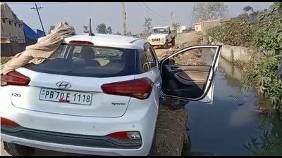 The ASI was noticed by a passer-by on Wednesday morning. But he was dead by the time help arrived. The car’s ignition was still on, with the driver’s door open and the ASI’s uniform cap inside, said head constable Jagdip Singh. (HT Photo)