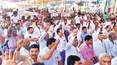 The contractors’ protest was held after the association on Monday released an audio recording of BJP MLA GH Thippareddy allegedly demanding a bribe from the association’s vice-president R Manjunath. (HT Photo) The contractors’ protest was held after the association on Monday released an audio recording of BJP MLA GH Thippareddy allegedly demanding a bribe from the association’s vice-president R Manjunath. (HT Photo)