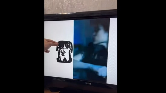 Artist creates Jenna Ortega's portrait from paper cutout.(YouTube/@eduwoes)