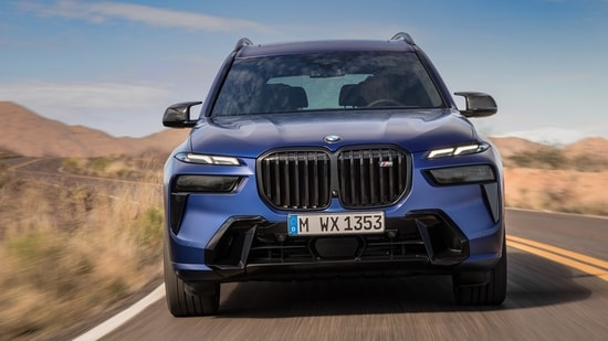 The front fascia of the 2023 BMW X7 has received a major change in form of split headlamps, revised darkened kidney grille with cascade lighting and an updated bumper.