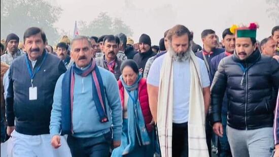 Congress leader Rahul Gandhi was joined by Himachal Pradesh chief minister Sukhvinder Singh Sukhu (second from left), his deputy Mukesh Agnihotri, state party chief Pratibha Singh and cabinet ministers, including Vikramaditya Singh (extreme right) as the Bharat Jodo Yatra entered the state at Indora in Kangra district on Wednesday morning. (HT Photo)