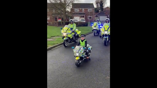 Durham Police helps young boy and lets him lead them around a street.(Twitter/@DurhamRAPol)