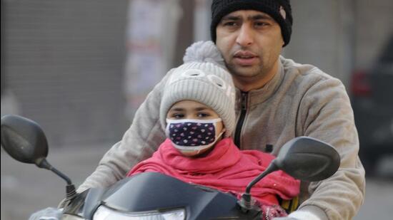 Gurugram, India-January 18, 2023: Children are going to school wearing warm clothes on a cold winter morning at Khandsa road near SD High school, in Gurugram, India, on Wednesday, 18 January 2023. (Photo by Parveen Kumar/Hindustan Times)(Pic to go with Leena Dhankar's story)