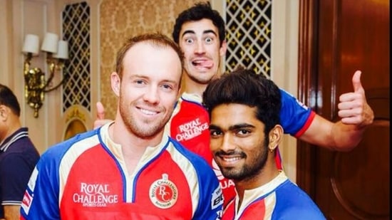 Vijay Zol with AB de Villiers and Mitchell Starc in 2014 IPL photo.(Vijay Zol/Twitter)