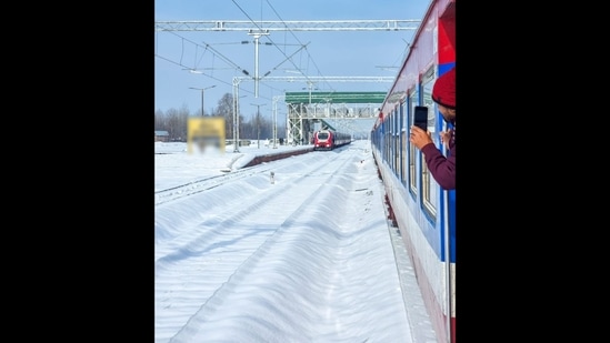 This snow-clad picture of a railway station was shared by Railway Minister Ashwini Vaishnaw.(Twitter/@AshwiniVaishnaw)