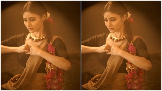 Mouni looked ethereal in a pastel ochre cotton saree which she pleated and styled it over a black blouse with long sleeves. (Instagram/@imouniroy)