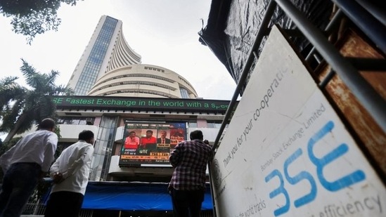 The 30-share BSE benchmark Sensex climbed 107.28 points to 60,763. The broader NSE Nifty went up by 37.25 points to 18,090.55.(REUTERS)