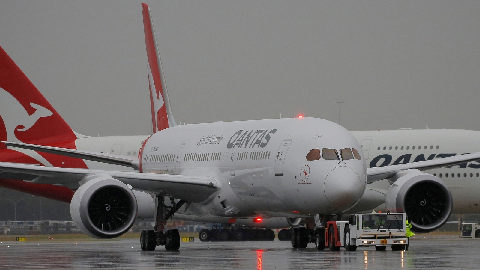 Qantas flight to Fiji from Sydney suffers midair mechanical issue, 2nd in 2 days