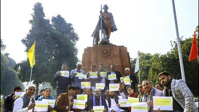 AAP MLAs protest against Delhi lieutenant governor Vinai Kumar Saxena in Delhi assembly on Thursday. (PTI) AAP MLAs protest against Delhi lieutenant governor Vinai Kumar Saxena in Delhi assembly on Thursday. (PTI)