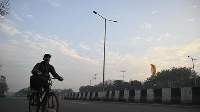 Gurugram, India-January 19, 2023: A student going to school in pleasant cloudy weather on a cold winter morning at Rajiv chowk near Air force station, in Gurugram, India, on Thursday, 19 January 2023. (Photo by Parveen Kumar/Hindustan Times)