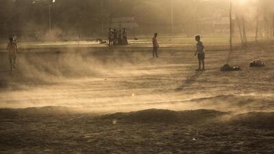 Mumbai, India - June 1, 2016: The strong gusty winds managed to keep the weather pleasant throughout at Shivaji Park, Dadar in Mumbai, India, on Wednesday, June 1, 2016. (Photo by Satish Bate/ Hindustan Times) (Hindustan Times)