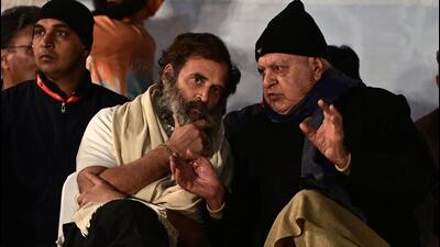 Rahul Gandhi with National Conference president Farooq Abdullah in Lakhanpur, J&K, on Thursday. (Waseem Andrabi/HT)