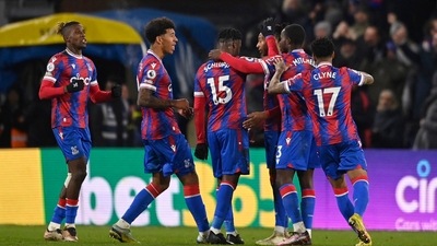 Crystal Palace v Manchester United - Selhurst Park, London, Britain - January 18, 2023 Crystal Palace's Michael Olise celebrates scoring their first goal with teammates REUTERS/Tony Obrien EDITORIAL USE ONLY. No use with unauthorized audio, video, data, fixture lists, club/league logos or 'live' services. Online in-match use limited to 75 images, no video emulation. No use in betting, games or single club /league/player publications.  Please contact your account representative for further details. (REUTERS)
