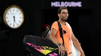 Spain's Rafael Nadal leaves the court after losing to USA's Mackenzie McDonald in their men's singles match on day three of the Australian Open tennis tournament in Melbourne on January 18, 2023. (Photo by MANAN VATSYAYANA / AFP) / -- IMAGE RESTRICTED TO EDITORIAL USE - STRICTLY NO COMMERCIAL USE -- (AFP) Spain's Rafael Nadal leaves the court after losing to USA's Mackenzie McDonald in their men's singles match on day three of the Australian Open tennis tournament in Melbourne on January 18, 2023. (Photo by MANAN VATSYAYANA / AFP) / -- IMAGE RESTRICTED TO EDITORIAL USE - STRICTLY NO COMMERCIAL USE -- (AFP)