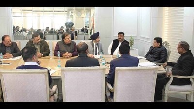 UCPMA delegation led by BJP leader Jeevan Gupta, accompanied by state BJP treasurer Gurdev Sharma Debi, BJP district president Rajnish Dhiman, and UCPMA president, submitted their memorandum. (HT Photo)