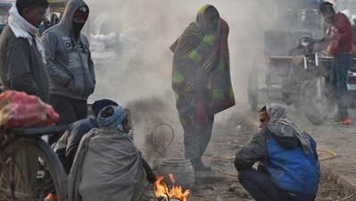 People warm themselves around a bonfire on a cold winter morning at Ghazipur market in New Delhi on December 16. According to the India Meteorological Department (IMD) bulletin, cold wave conditions are very likely in pockets over Punjab, Haryana, Chandigarh, Delhi, west Uttar Pradesh and north Rajasthan during the next three days. (Raj K Raj / HT Photo) People warm themselves around a bonfire on a cold winter morning at Ghazipur market in New Delhi on December 16. According to the India Meteorological Department (IMD) bulletin, cold wave conditions are very likely in pockets over Punjab, Haryana, Chandigarh, Delhi, west Uttar Pradesh and north Rajasthan during the next three days. (Raj K Raj / HT Photo)