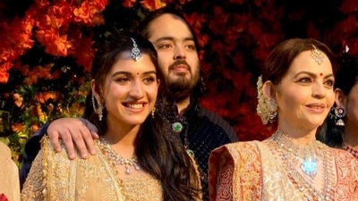 Anant Ambani and Radhika Merchant sported their brightest smiles as they posed with Nita Ambani for the cameras.&nbsp; (Hindustan Times)