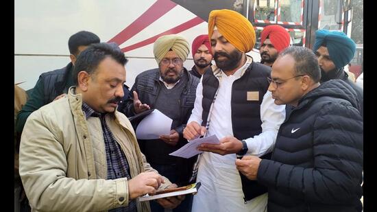 Punjab transport minister Laljit Singh Bhullar on Thursday carried out a surprise check at Amar Shaheed Sukhdev Interstate Bus Terminus in Ludhiana. Earlier, the minister also interacted with passengers in the buses and sought their feedback to improve the services at the bus stand. (HT PHOTO)