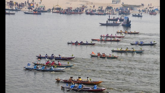 The hot air balloon and boat racing fest witnessed an enthralling boat race match between the teams of local boatmen (Rajesh Kumar)