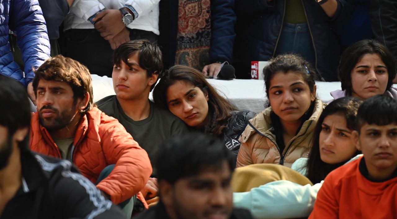 Indian wrestlers Bajrang Punia, Vignesh Phogat, Sakshi Malik and others protest at Jantar Mantar. (RajkRaj/HT photo)