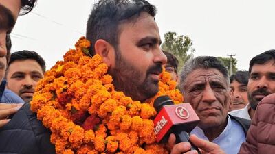 BJP worker Sonu Sihag along with other members reached Panchayat Bhawan in Hisar from Rohtak. (HT Photo)