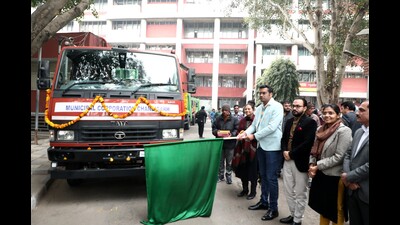 Chandigarh mayor Anup Gupta and municipal corporation (MC) commissioner Anindita Mitra flagging off four waste compactors on Friday. (HT Photo)