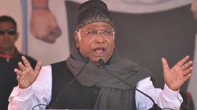 Congress president Mallikarjun Kharge at a Bharat Jodo Yatra rally in Pathankot on Thursday. (Sameer Sehgal/ HT Photo) Congress president Mallikarjun Kharge at a Bharat Jodo Yatra rally in Pathankot on Thursday. (Sameer Sehgal/ HT Photo)